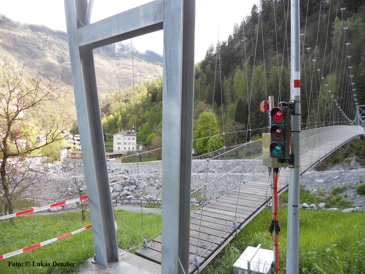 Hängebrücke mit Lichtsignal.
